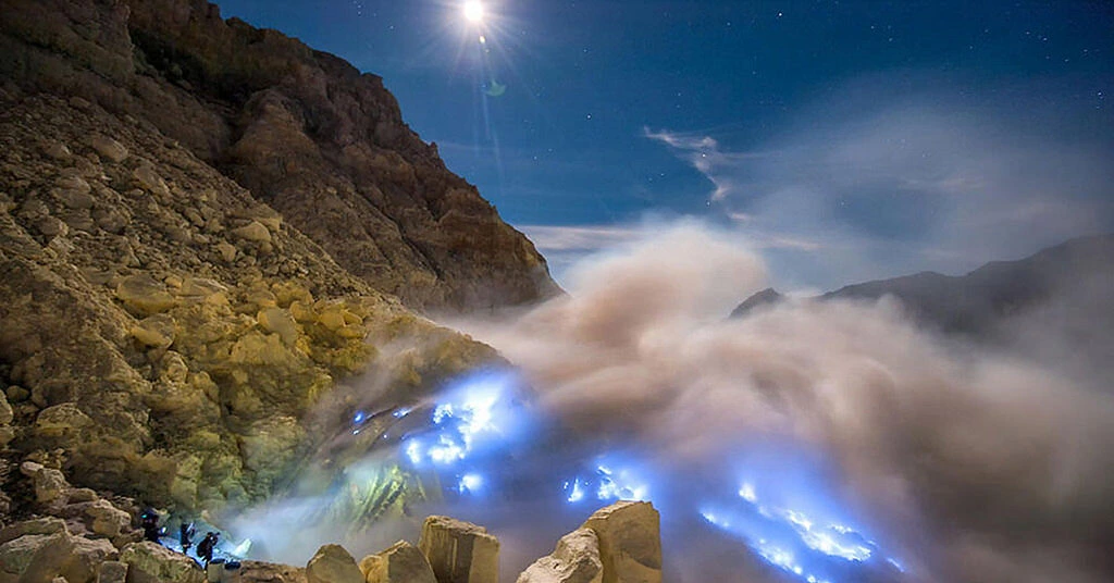 ijen_blue_fire_ijentrouguide.com