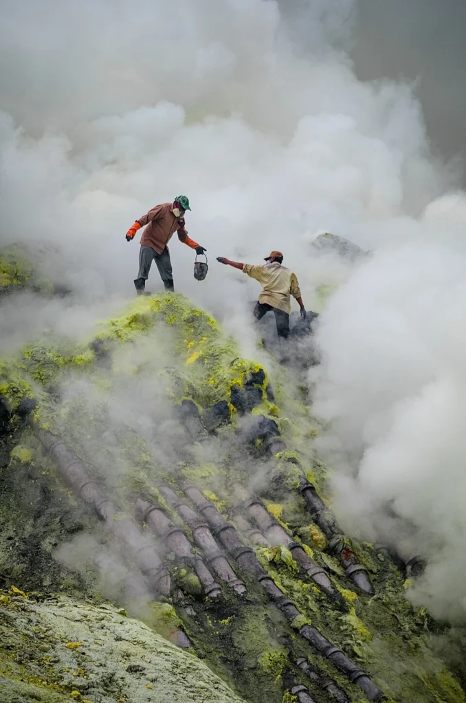 ijen-sulfur-minner-ijentourguide